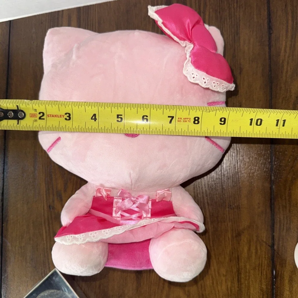 Hello Kitty and Friends: Pink Monochrome Hello Kitty 12